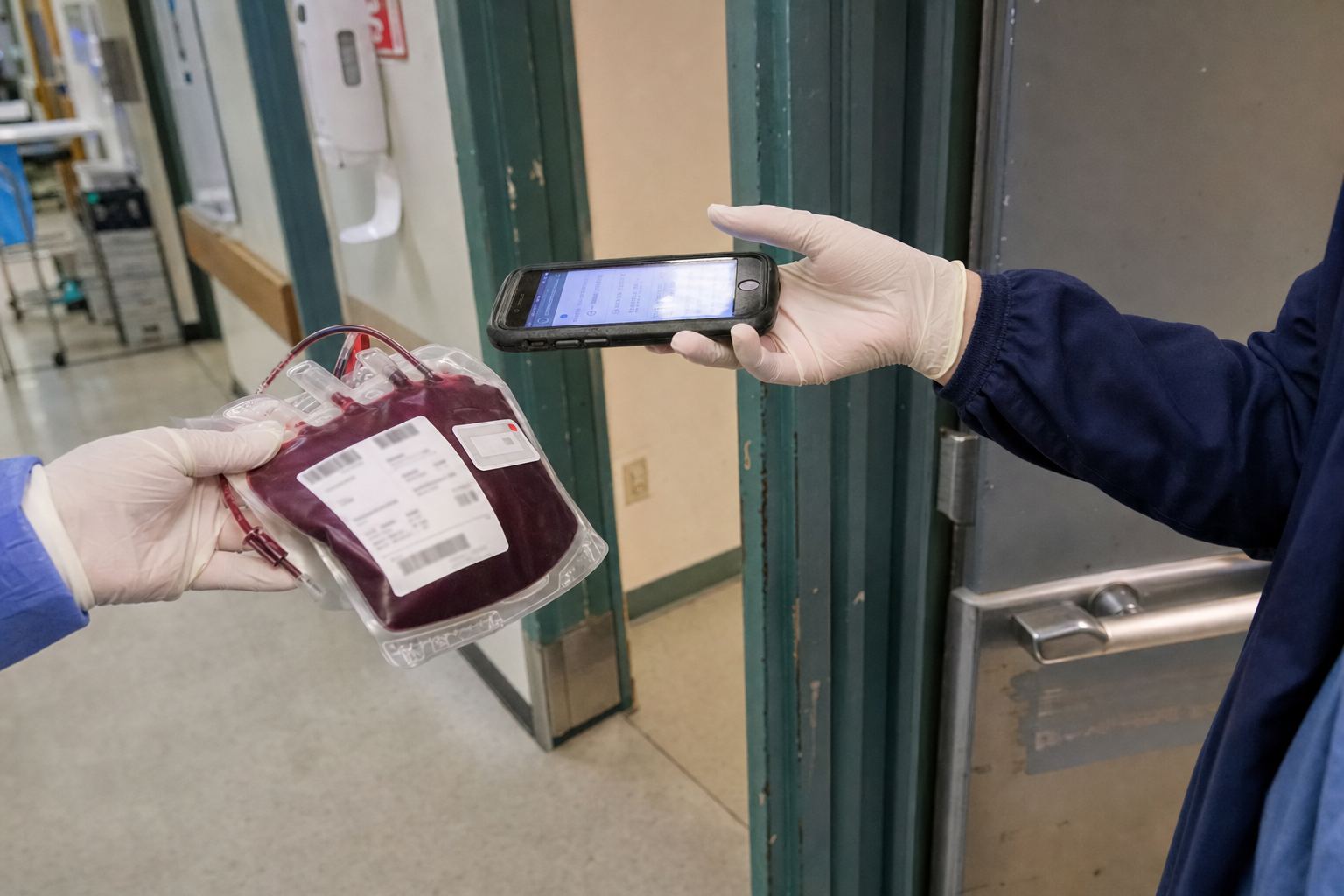 À la porte du bloc, un téléphone lit l'étiquette au moment où l'unité change de mains.